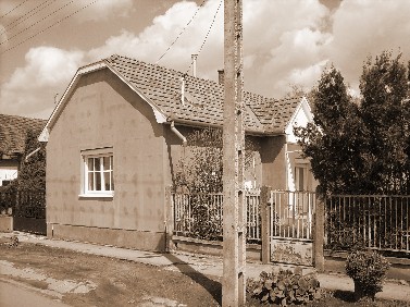 Kép: A Torma család háza. Itt voltak késõbb a szombati összejövetelek